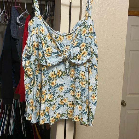 Floral tank - Picture 1 of 1